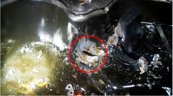 Фото 14. Сквозное отверстие внутри масляного поддона возникло от ударного воздействия, которое произошло внутри него