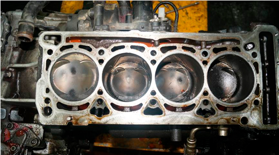Фото 21. На днищах всех поршней отсутствует значительный нагар