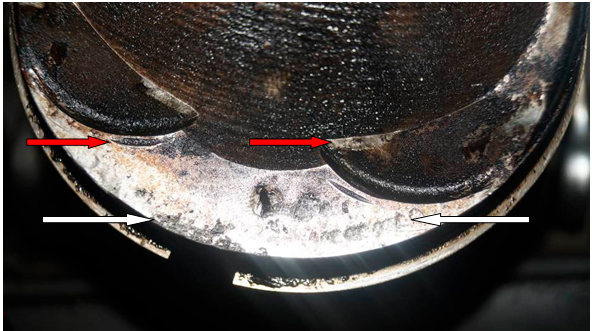 Фото 24. На днище поршня 1-го цилиндра имеются повреждения в виде множественных точечных смятий металла. Красными стрелками показаны следы в виде деформации металла полукруглой формы от контакта с клапанами