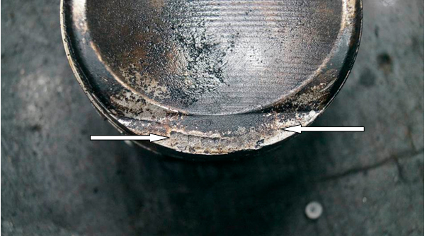 Фото 25. На днище поршня 1-го цилиндра имеются повреждения в виде множественных точечных смятий металла