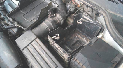 Фото 2. Клеммы АКБ отсоединены