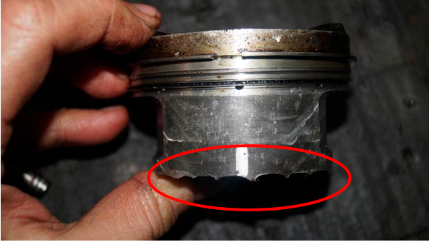 Фото 27. Повреждение юбки поршня