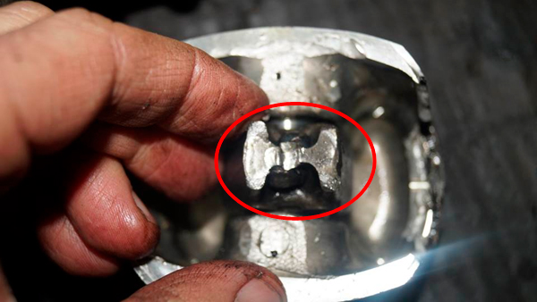 Фото 28. Шатун поршня разрушен в верхней части