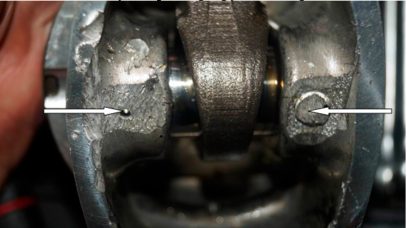 Фото 29. На бобышках поршня имеются задиры, а также фрагмент металла «заклёпанного» в бобышку