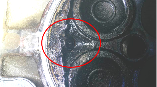 Фото 42. В камере сгорания 1-го цилиндра зафиксированы повреждения в виде точечных деформаций и смятий металла