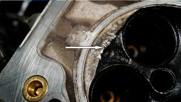 Фото 43. В камере сгорания 1-го цилиндра зафиксированы повреждения в виде точечных деформаций и смятий металла