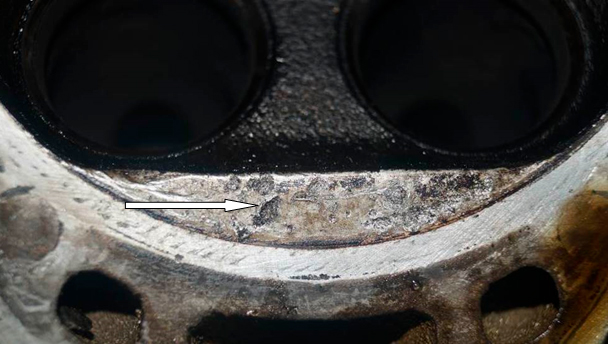 Фото 44. В камере сгорания 1-го цилиндра зафиксированы повреждения в виде точечных деформаций и смятий металла