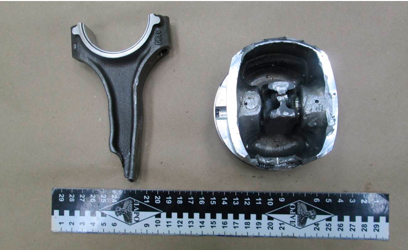 Фото № 1. Внешний вид разрушенных деталей двигателя автомобиля