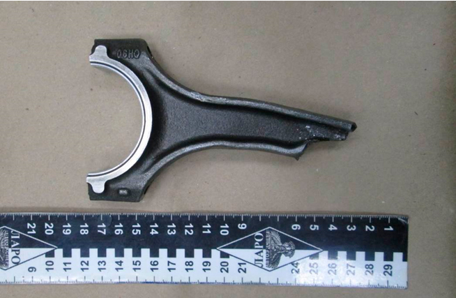 Фото № 2. Внешний вид разрушенного шатуна