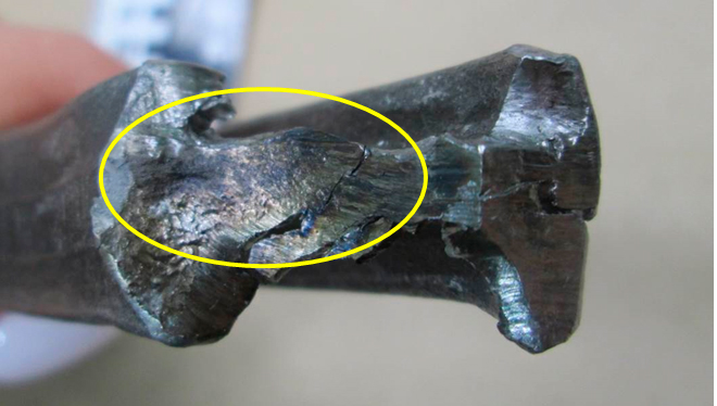 Фото № 4. Внешний вид излома шатуна (желтым кругом выделена деформированная поверхность с цветами побежалости)