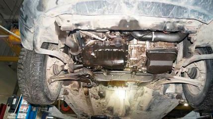 Фото 5. Наложения масла на масляном поддоне двигателя, на деталях передней подвески и на днище кузова автомобиля