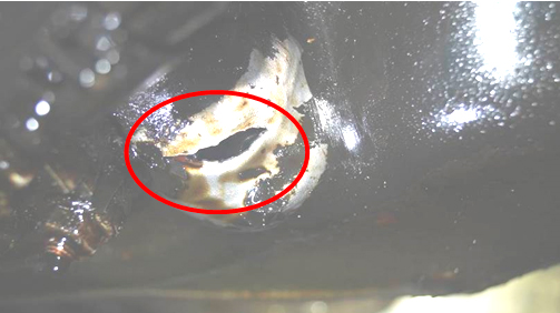 Фото 8. В задней части масляного поддон двигателя зафиксировано сквозное отверстие