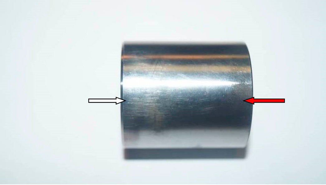 Фото 17. Толкатель (стакан, поршень) плунжера. Потёртости, мелкие царапины и риски с одной стороны (белая стрелка) и отсутствие их с другой стороны (красная стрелка)