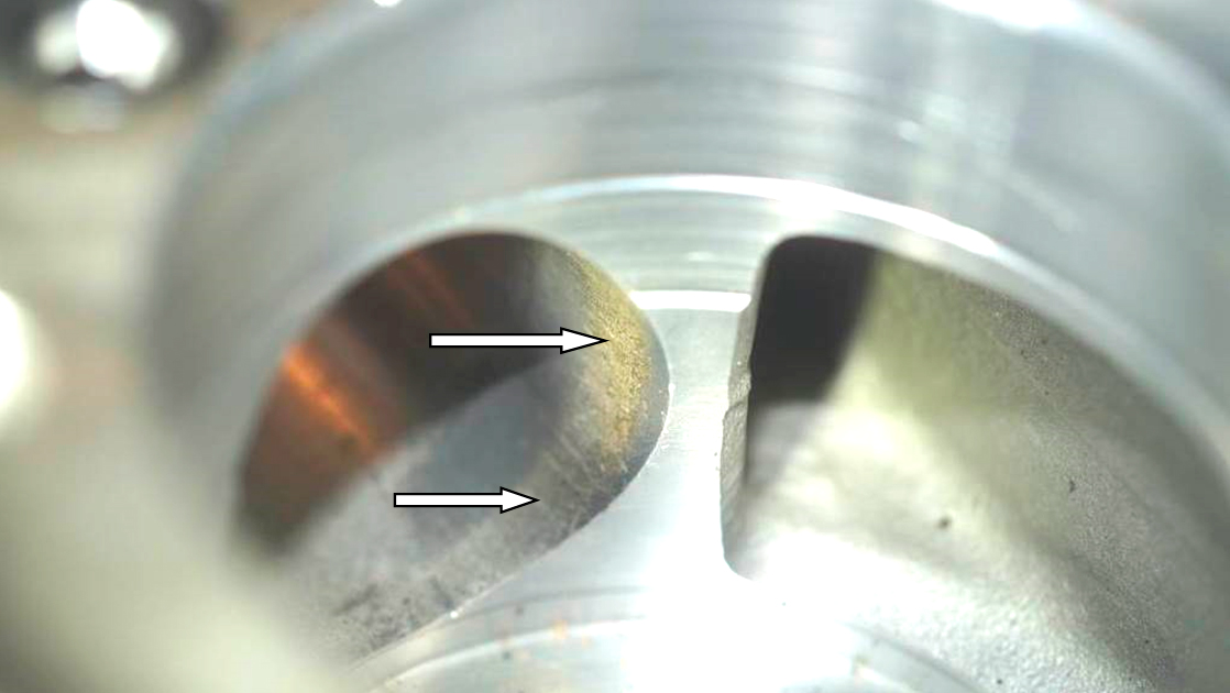 Фото 4. Выкрашивание металла с очагами коррозии, потёртости, царапины и риски в корпусе (в колодце) насоса в месте установки толкателя (стакана, поршня) плунжера