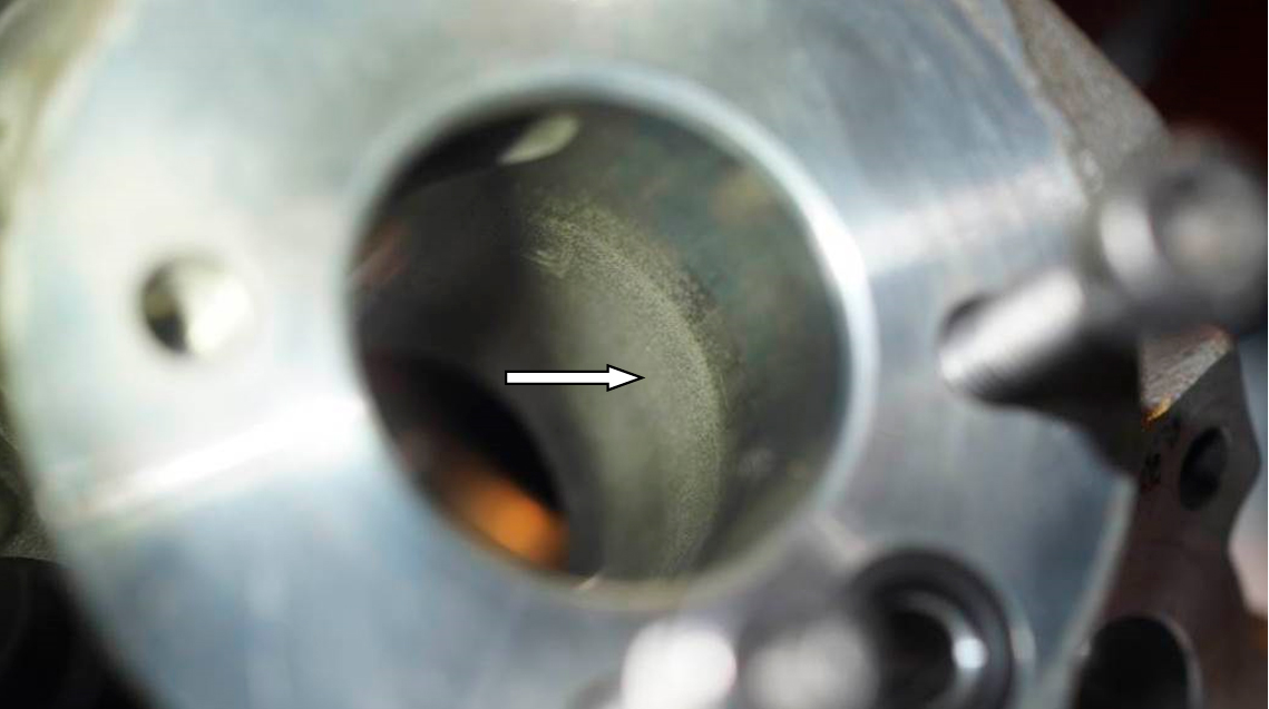 Фото 6. Выкрашивание металла, потёртости, царапины и риски в корпусе (в колодце) насоса в месте установки толкателя (стакана, поршня) плунжера