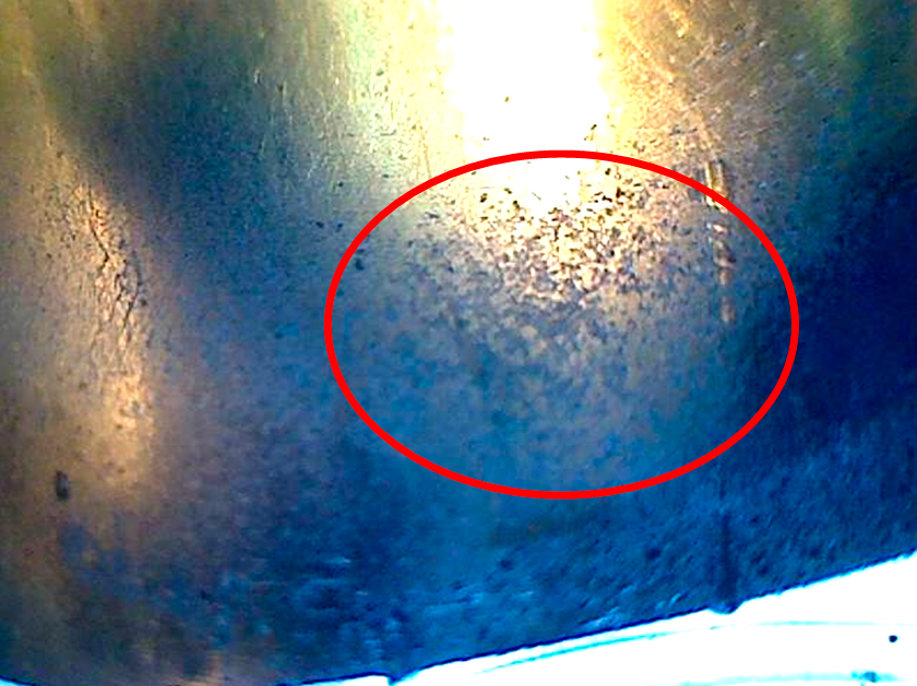 Фото 8. Выкрашивание металла в корпусе (в колодце) насоса в месте установки толкателя (стакана, поршня) плунжера. Вид через микроскоп – увеличение в 10 раз