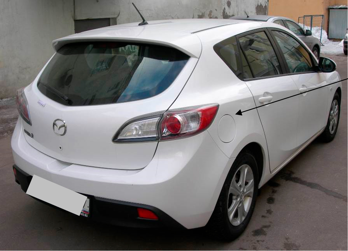 Фото 2. Общий вид автомобиля (вид справа). Стрелкой указано место взятия пробы (правое заднее крыло) для определения цветового стандарта ЛКП кузова.