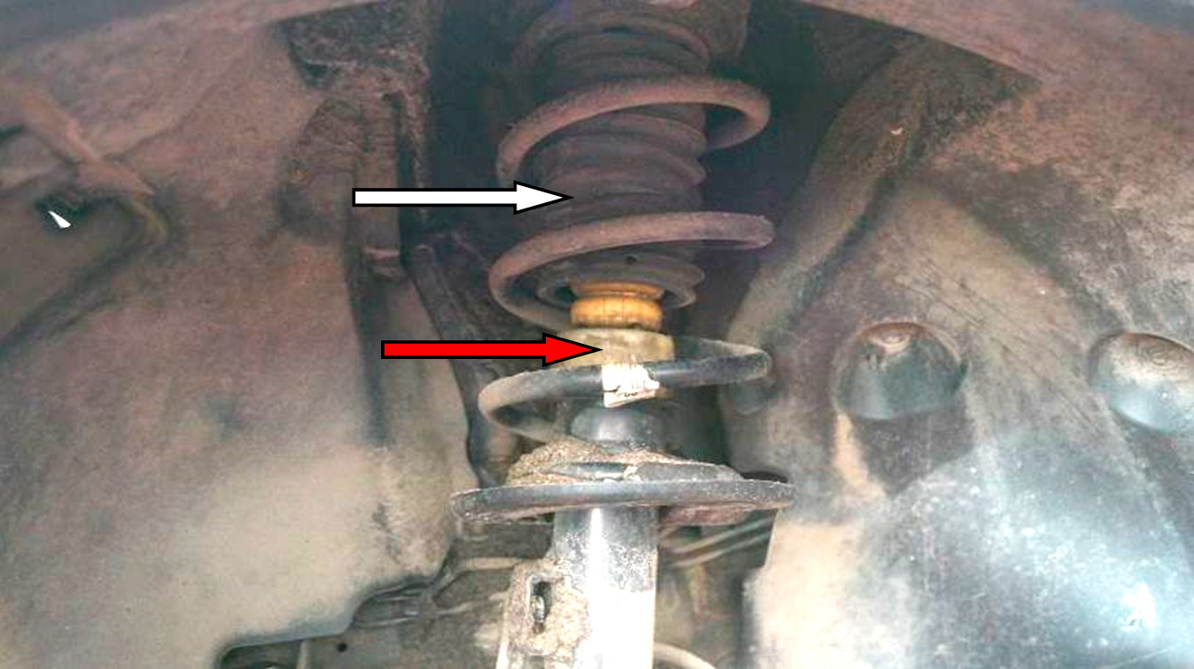 Фото 4. Пыльник показан белой стрелкой, а отбойник амортизатора красной стрелкой