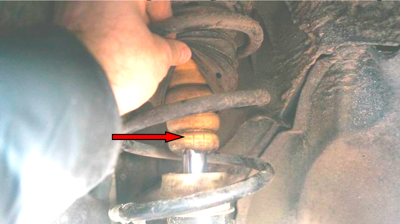 Фото 6. Отбойник амортизатора показан красной стрелкой