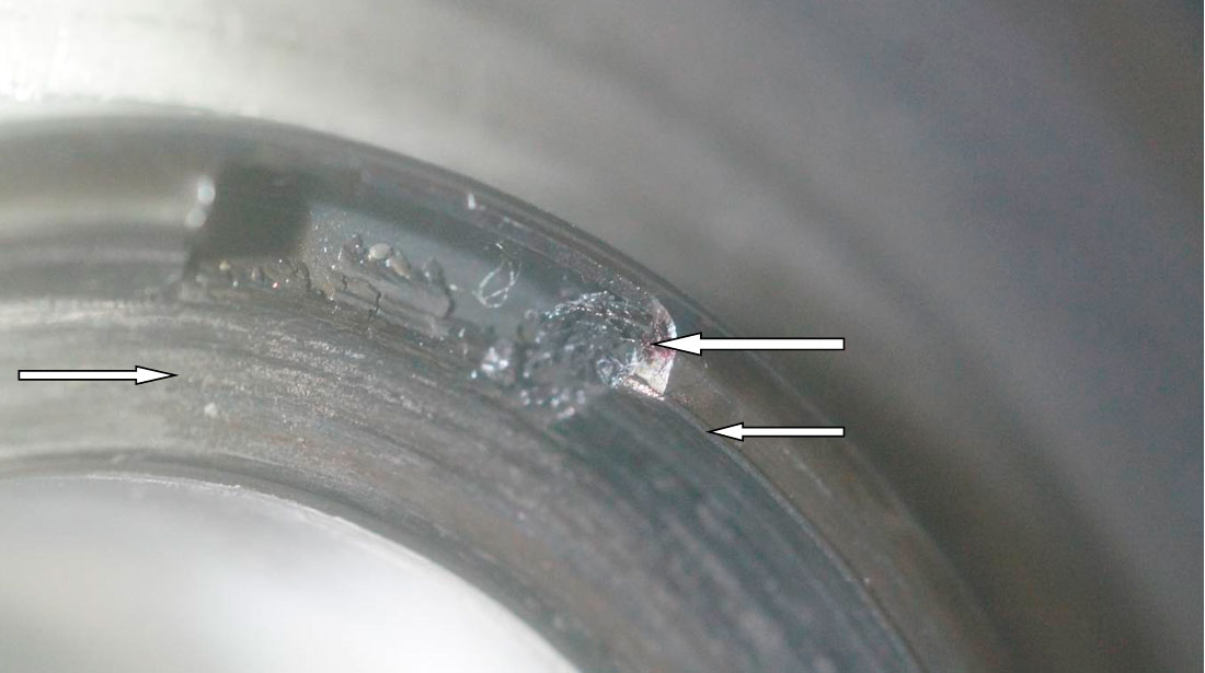 Фото 23. Закопчённое, запёкшиеся вещество красного цвета, износ и наклёп металла