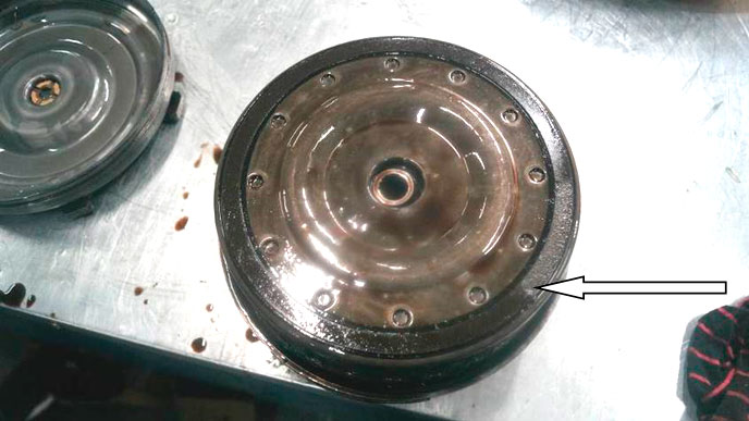 Фото 6. Поршень и место разрушения накладки