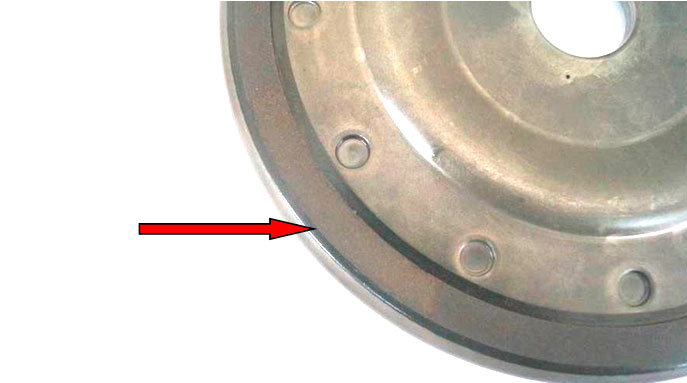 Фото 7. Поршень и место разрушения накладки