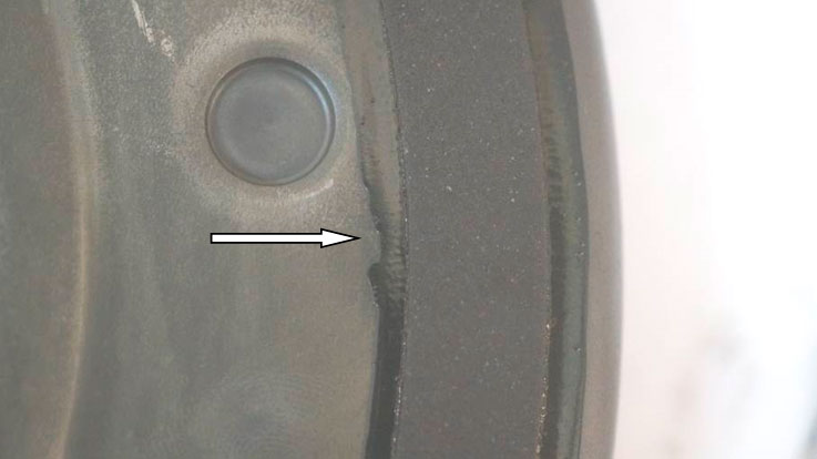 Фото 8. Клей накладки неравномерно нанесён, имеет чёрный цвет, не загрязнённый, имеет чистый внешний вид.