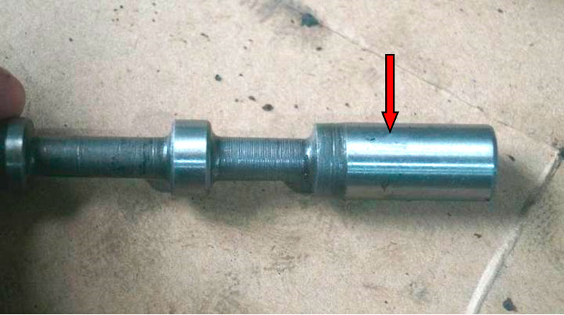Фото 16. Локальные царапины и потёртости на плунжере (показаны красной стрелкой)