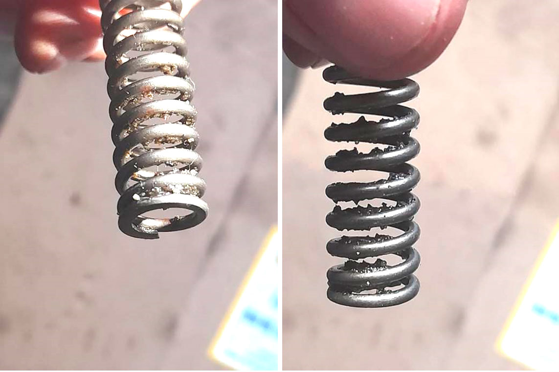 Фото 22, 23. Посторонние частицы (грязь, песок, земля и т.д.) на пружине клапана