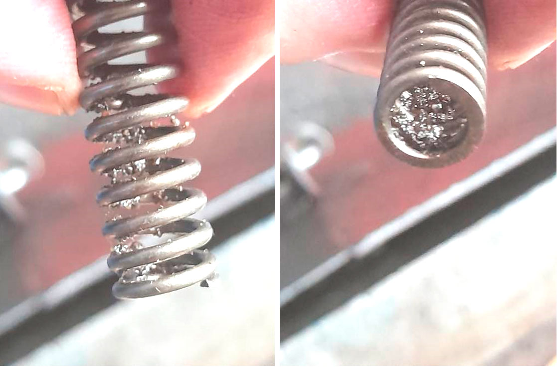 Фото 24, 25. Посторонние частицы (грязь, песок, земля и т.д.) на пружине клапана