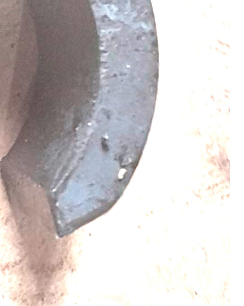 Фото 26. Проверка магнитных свойств (магнитом) частиц, зафиксированных на пружине клапана