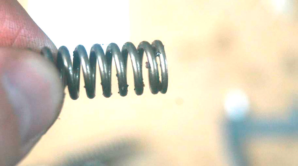 Фото 33. Посторонние частицы (грязь, песок, земля и т.д.) на пружине клапана