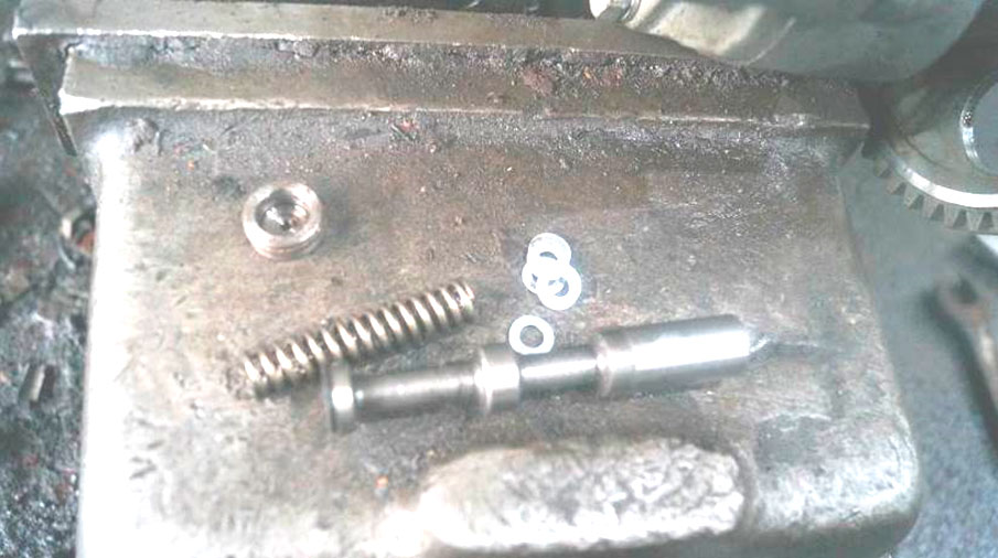 Фото 9. Детали редукционного клапана масляного насоса