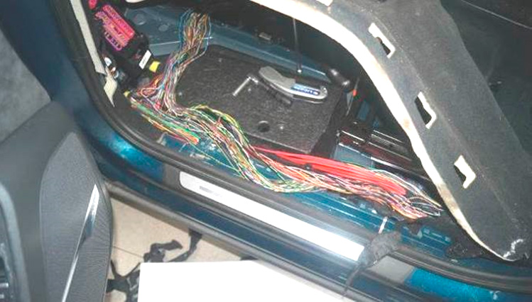 Фото 20. Электропроводка в районе сидения водителя.