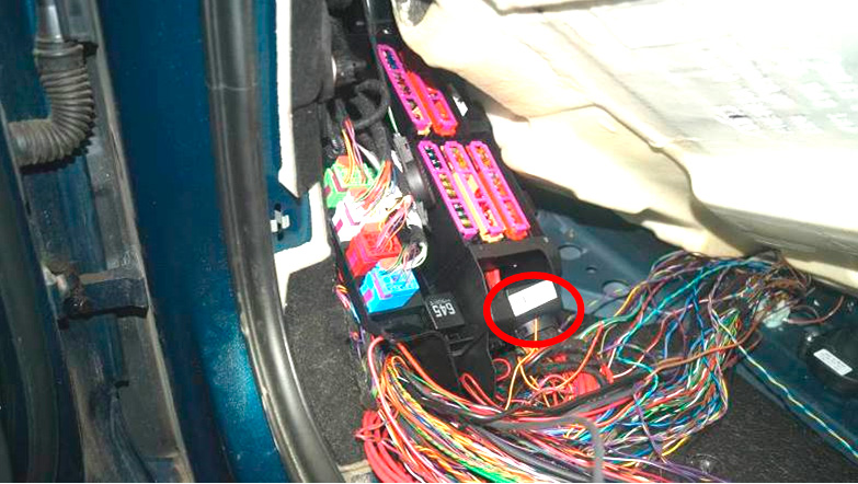 Фото 21. Разрыв электропровода (показан в красном круге).