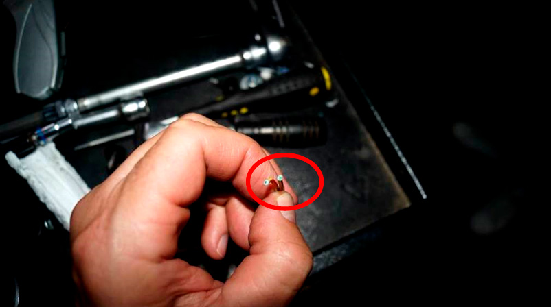 Фото 23. В месте разрыва жилы электропроводов окислены (зелёного цвета).