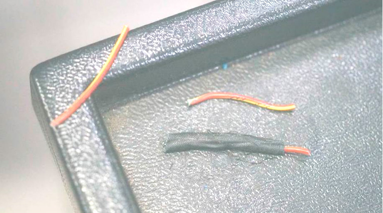 Фото 24. Фрагменты электропроводки и изоляции.