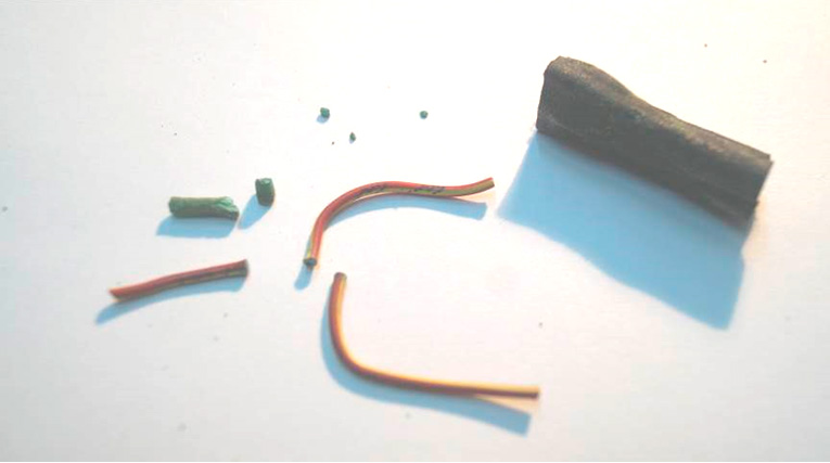 Фото 26. Фрагменты отобранной разрушенной электропроводки и изоляционной ленты.