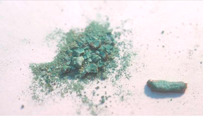 Фото 30. Фрагмент остатка окисленной электропроводки (контактного соединения) очищен от зелёного вещества .