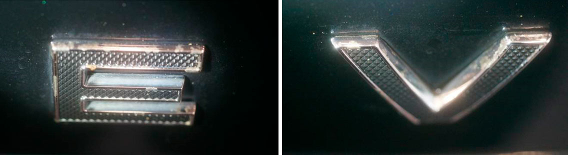 Фото 22-23. Общий вид типичных повреждений в виде наличия следов потускнения (уменьшения эффекта «зеркальности») и коррозионных повреждений на хромированных буквах Range Rover на задней (пятой) двери.