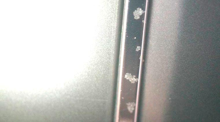 Фото 27. Вид коррозионных повреждений на хромированной решетки правой передней двери.