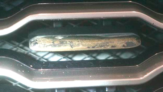 Фото 35. Демонтированная вставка решетки радиатора и грязь внутри неё.