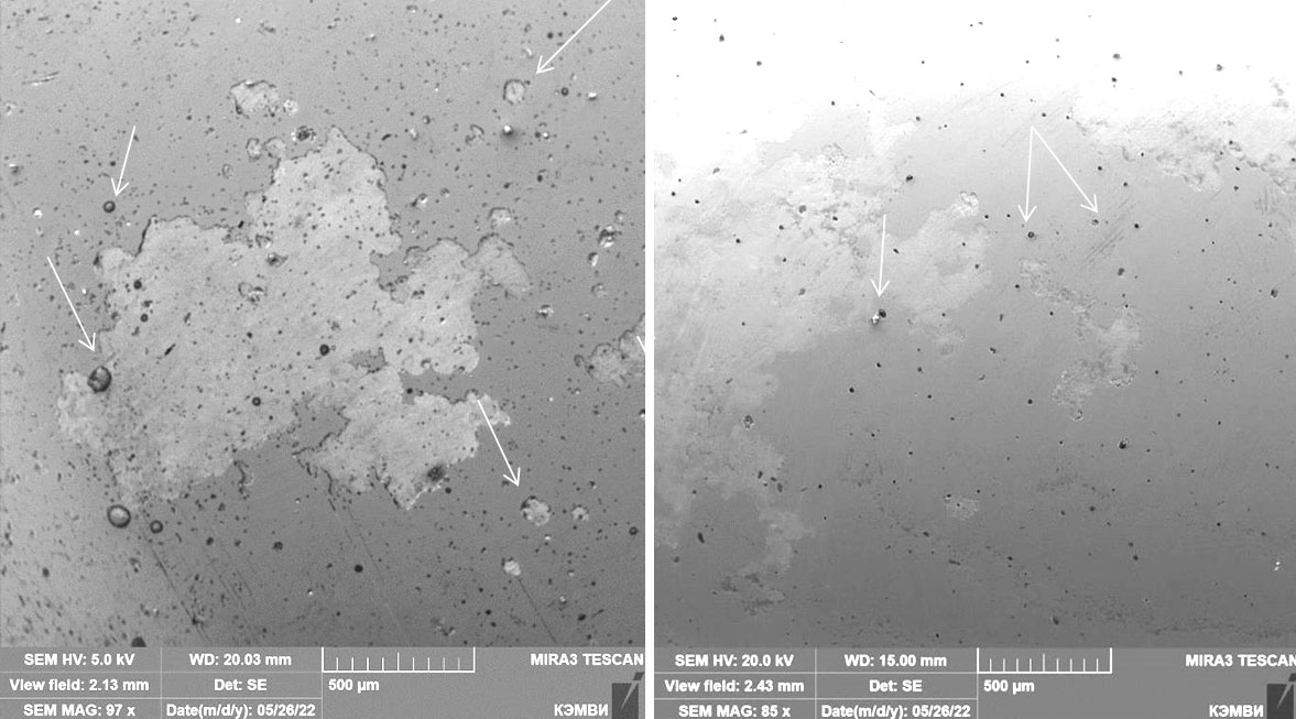 Фото 41, 42. Общий вид «типичных» повреждений на поверхности декоративных элементов. Неповрежденное «зеркальное» покрытие имеет более темный цвет, области с отсутствием «зеркального» покрытия имеют более светлый цвет. Стрелками указаны множественные поры на поверхности покрытия