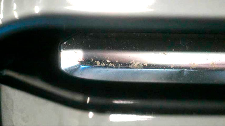 Фото 8. Общий вид типичных повреждений в виде наличия следов потускнения (уменьшения эффекта «зеркальности») и коррозионных повреждений на хромированных вставках решетки радиатора.