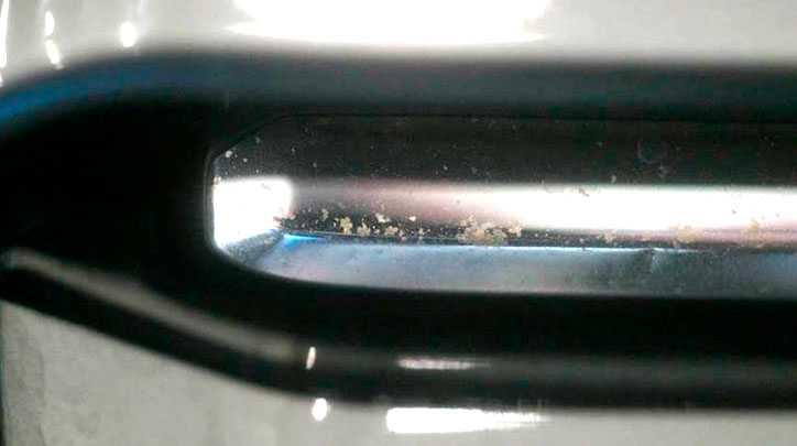 Фото 9. Общий вид типичных повреждений в виде наличия следов потускнения (уменьшения эффекта «зеркальности») и коррозионных повреждений на хромированных вставках решетки радиатора.