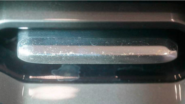 Фото 10. Общий вид типичных повреждений в виде наличия следов потускнения (уменьшения эффекта «зеркальности») и коррозионных повреждений на хромированных вставках решетки радиатора.