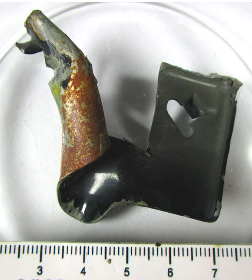 Фото 5. Внешний вид металлического фрагмента с частично отсутствующим трехслойным лакокрасочным покрытием на нем.