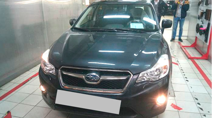 Фото 1. Вид автомобиля спереди.