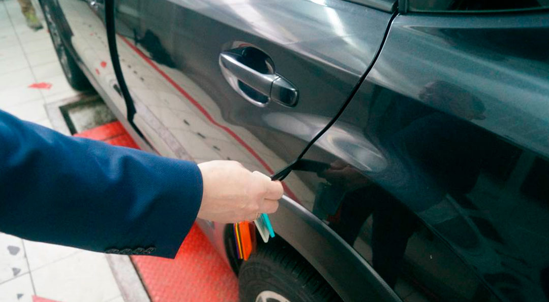 Фото 15. Зазор между задней левой дверью и задним левым крылом.