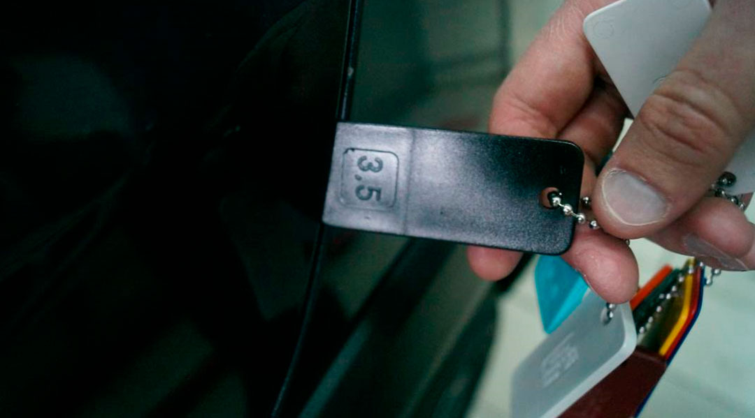 Фото 16. Зазор между задней левой дверью и задним левым крылом.